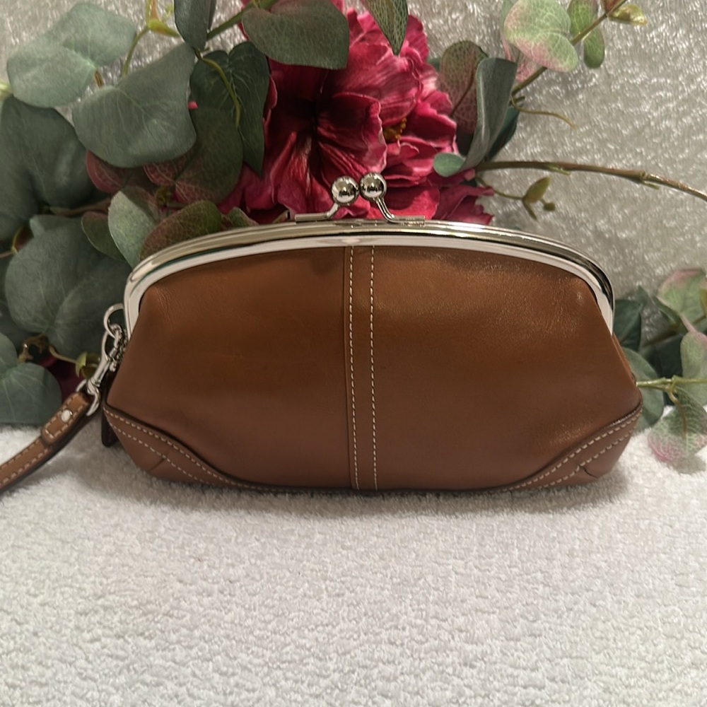 Coach kisslock Elegant Brown Leather Clutch.